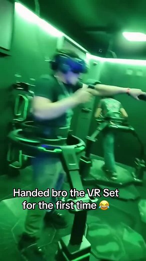 Hilarious First Time Using VR Headset