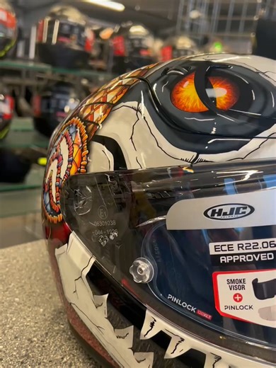 Maximale Sicherheit. Minimales Gewicht. Der RPHA12 Kepina, mit P.I.M. EVO Schale mit Carbon-Aramid-Hybrid für starke Stoßfestigkeit und hohen Komfort. Pinlock-Ready Visier mit 99 % UV-Schutz für klare Sicht. Aerodynamisch, großes Sichtfeld, Notfall-Wangenpolster. Ready to ride: Clear & Dark Smoke Visier, Pinlock, Kinnvorhang, Atemdeflator. #hjcrpha12 #bikerzentrumberentelg #750qmbikerparadies #biker #hjchelmet #onroad #bikelove