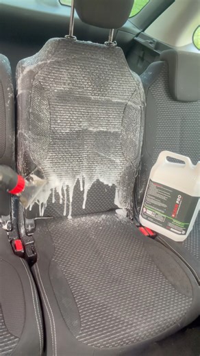 CleanPro on Instagram: "Un siège de voiture peut paraître “correct” à l’œil nu… jusqu’à ce qu’on le nettoie réellement. Sur ce type de tissu, la saleté s’accumule en profondeur : poussière, transpiration, résidus, tâches anciennes. Résultat : le siège s’assombrit, perd sa couleur d’origine, et garde des traces. ✅ Ici, nettoyage en méthode simple : Pulvérisation d’APC CleanPro dilué sur les zones encrassées Temps d’action (pour décoller la saleté) Brossage doux pour désincruster sans abîmer le ti