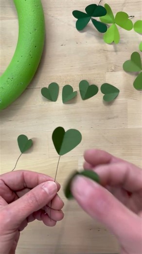 DIY Paper Clover Wreath for St. Patrick's Day #shamrocks #stpatricksday #wreathdiy