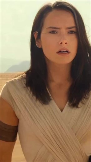 So I saw this picture of Rey with her hair down....and I just had to try it out🤷‍♀️ #rey #starwars #cosplay #fyp