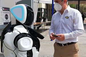 Claudia: el robot que contesta dudas en un local de votación en Las Condes - La Tercera