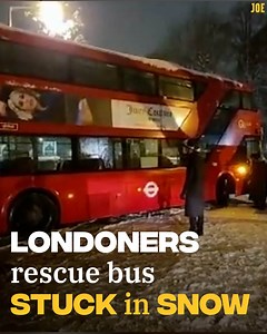 Amazing footage of good samaritans rescuing a bus stuck in snow | JOE.co.uk