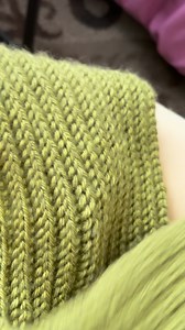 Bufanda tejida 😉 Tutorial : https://youtu.be/KbvV2hf4NH8?si=jp-PmgHWwffVzzo0 . . . . . . #crochet #hechoamano #ganchillo #tejidos #crochetinspiration #ganchilleando #arte #crochetersofinstagram #tutorial #bufandastejidas #bufandatejida | Brenny's Crochet