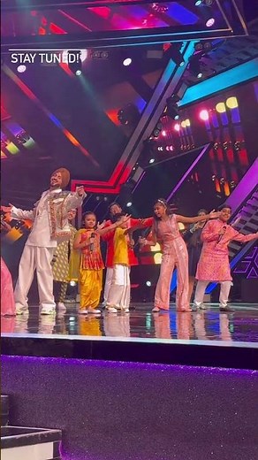 Neha kakkar rohan preet with super star singer captain and contestants dance shorts video on stage