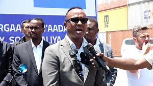 9.7K views · 69 reactions | Maxamud Macalin Gudoomiyaha SoDMA oo Dowlada Turkiga uga mahad celiyay Deeqda gar gaarka ee ay Soomaaliya soo gaarsiiyeen. | Universal Somali TV | Facebook