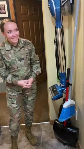 Military homecomings are special ❤️👏 (via @Sarbear @Taylor C @samanthabraylon @Kesha Kelly)