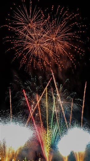 Tina on Instagram: "Here’s how I improved my firework photos: - Stop using a high shutter speed, switch to a slower shutter speed (around 0.5–3 seconds) or use BULB mode to capture light trails - When using BULB mode, press and hold the shutter right after the firework launches and release it once it explodes and fades - Keep ISO low, around ISO 100–200 - Watch your histogram, it helps you check exposure and sometimes you can go slightly brighter without blowing out highlights - Use an aperture 