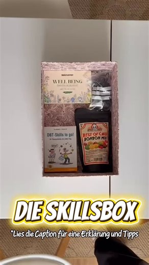 Heimspiel Jugendhilfe gGmbH on Instagram: "Manchmal wird’s innen laut, schnell oder einfach zu viel. Für solche Momente hat die Wohngruppe Troisdorf einen Notfallkoffer zusammengestellt – auch bekannt als Skillsbox.🆘 Er hilft unseren Jugendlichen dabei, sich zu regulieren, sich zu spüren oder kurz Abstand zu gewinnen, bevor es weitergeht. In der Box findet ihr: 🔥 scharfe Bonbons 🍋 saure Bonbons & Zitronen-Sticks 💥 Center Shocks 🧊/🔥 Teufelssalbe (kalt & warm) 🌀 Gummibänder 💧 Duftöle 🦔 Ig
