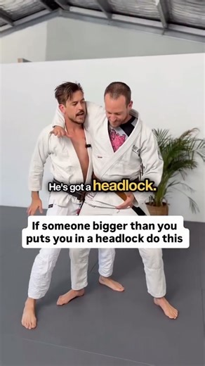 Chris Bones - Professor of Jiu Jitsu on Instagram: "If you don’t know self-defence you don’t know jiu jitsu 🎁 🏷️ END OF YEAR SPECIAL Comment “Blocks” 👇 and I’ll send you the link. You don’t need to be stronger. You need the Building Blocks. This is Premium BJJ Building Blocks, my most popular course with over 3,000 students using these principles to transform their Jiu Jitsu. Most people experience Jiu Jitsu as a grinding, athletic battle. But when you understand the 6 Building Blocks, you fi