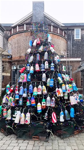 Kelley | South Shore, MA on Instagram: "‘Tis the season and there are so many amazing local holiday events to look forward to! 🎁 🛍️ Nov 28-Dec 22: @southshoreholidayshoppes is open Friday 11/28 from 5-8pm, and every Saturday & Sunday until Christmas from 10-4 at @hanover.crossing to shop local vendors & treats! 🎄💡Nov 28-Jan 3: South Shore Celebration of Lights - a drive-through light display at Marshfield Fair Grounds. Purchases tickets online in advance! 🚂 🎟️Nov 28-Dec 28: Edaville Holida