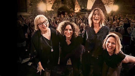 BJ Scott & les Divine Rebels : un concert habité par l’amour, la complicité et la puissance féminine - RTBF Actus
