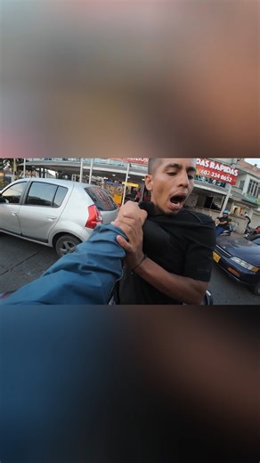 En Cali, los ladrones ya no solo hurtan… atacan con violencia, y muchas veces eligen a mujeres que van solas como su blanco principal. 😡💔 Una de nuestras clientas fue víctima de un hurto violento: amenazas, agresión y el robo de su motocicleta. 🏍️❌ ▶️ Estreno en YouTube - 10/01/2026 | Self Security GPS