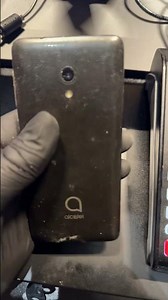 Selling a ☎️ Alcatel phone (modern phone 📞) with everything included and a 2 megapixel camera.