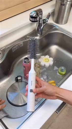 Diga adeus à sujeira difícil de alcançar! O Conjunto Limpador Elétrico de Garrafas com escova de silicone deixa suas garrafas impecáveis ​​em segundos. 🔄 ⚡Recarregável via USB | Limpeza prática e rápida Quer saber como ele funciona? Comente e te envio o link!👇