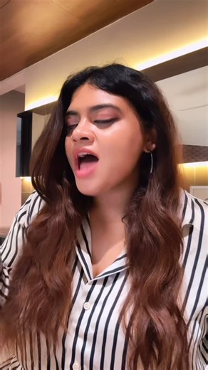 Pᴜɴʏᴀ Sᴇʟᴠᴀ || புண்யா on Instagram: "POV: your latest obsession is SHARARAT ✨❤️ Just couldn’t get this banger out of my head you guys 🥹 @bagchi_mb @jasminesandlas just nailedddd it you Queens 🙌🏽❤️ @shashwatology kya baat hai 🫡 this album is ultimate @krystledsouza @ayeshaakhan_official absolutely gorgeous on screen as well 🔥 Advance apologies if the accent is a little off - your girl is learning to sing Hindi/Punjabi for the first time 🥹❤️🙏🏽 @ranveersingh @saraarjunn #akshayekhanna #dhur