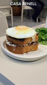 Lugares para desayunar este 2024.Llegó de Monterrey este famoso lugar a finales del año pasado y fue uno de los lugares más recomendados para desayunar, la primera vez que intenté ir la espera era de 2 horas así que decidimos volver otro día y madrugar!Esta es una bonita tu clásica casona de la colonia roma… el éxito de este lugar es el pan, que justo te reciben con ese olor a rico pan recién horneado pues en la entrada están los panaderos horneando estas delicias.Me gusta que en todo momento es