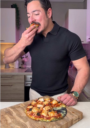 بيتزا مصنوعة من الافوكادو والدجاج🍕👨🏻‍🍳 🍗🧀!! سهل وسريع التحضير !! المقادير: • قطعة افوكادو • صدور دجاج (١٠٠غ بعد الطبخ) مشوية مع ملح وفلفل اسود وبابريكا مدخنة • جبنة موزاريلا لايت (٨٠غ) • ٢ بيض • ملح • بودرة ثوم، بودرة بصل، بقدونس مجفف، شبت مجفف • زيتون اسود • صلصة بيتزا تابعوا اذا حابين تشوفوا وصفات صحية 💪 Avocado & chicken pizza🍕👨🏻‍🍳 easy and quick to prepare Ingredients: • 1 Avocado • chicken breasts (100g cooked) grilled with smoked paprika, salt & black pepper • light mozzarella (
