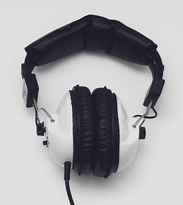 How to Hook a Wireless Headphone to a DirectTV Receiver Box | Techwalla