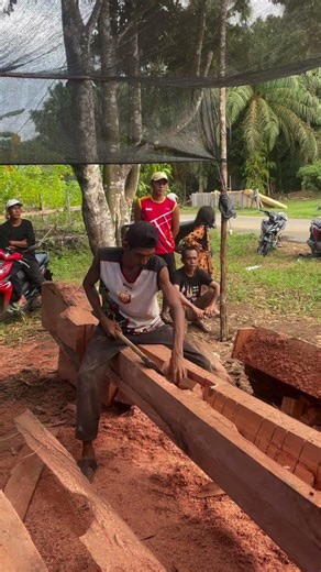 How the Back of a Traditional Pacu Jalur Wooden Boat Is Made #WoodenBoat #perahukayu #pacujalur