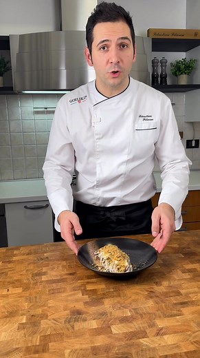 Voglia di Spaghetti cavolfiore e panure croccante 🤤 Ingredienti - Per la pasta: - 360 g di spaghetti integrali - 600 g di cavolfiore - 2 spicchi d'aglio - 2 peperoncini secchi - Olio extravergine d'oliva q.b. - Sale q.b. - Pepe q.b. - Per la panure croccante: - 60 g di pangrattato integrale - 20 g di pomodori secchi (tritati) - Zest di limone q.b. - Timo fresco q.b. Buon Appetito!🍴 Desire for Spaghetti with Cauliflower and Crunchy Breadcrumbs 🤤 Ingredients - For the pasta: - 360 g whole wheat