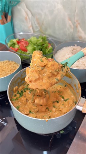 KEIZZE KARIANE || CENOURINHA🧡 on Instagram: "ESTROGONOFE DE FRANGO 🐔✨ Essa é com certeza uma das minhas receitas favoritas e é mil vezes melhor do que o de carne 😋🔥 Ingredientes • 500 g de filé de frango em cubos • 1/2 cebola picada • 1/2 tomate sem semente picado • Salsa e cebolinha a gosto • 1 pacotinho de champignon picado • 1 colher de passata de tomate • 1 colher de ketchup • 1 colher de mostarda Temperos Páprica, tempero baiano, pimenta-do-reino, tempero para frango e sal. Depois de tu