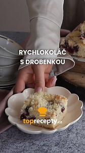 Rychlý a snadný koláč s ovocem a křupavou máslovou drobenkou, po kterém se jen zapráší. Že to zní jako výmysl? Ale vůbec, vyzkoušejte koláč podle našeho receptu a máte dokonalý moučník pro celou rodinu. 🥰 | Recepty od našich babiček