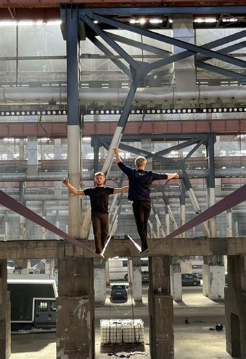 🎬 Potrzebujesz czegoś, co naprawdę przyciągnie uwagę? Poznaj Slack Sensation – nowoczesne show slackline, które redefiniuje pojęcie scenicznego widowiska. Tworzymy widowiska na najwyższym poziomie, łącząc sztukę ruchu, precyzję i ekstremalne emocje. Nasze pokazy to: ✔️ Artyści z doświadczeniem w międzynarodowych produkcjach (m.in. Royal Caribbean) ✔️ Dynamiczne scenariusze dopasowane do charakteru wydarzenia ✔️ Spektakl, który wciąga i zostaje w pamięci Jeśli szukasz elementu, który wyróżni Twó