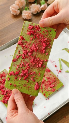 Raspberry Matcha Chocolate Bars 💌 recipe is on my Patreon free tier!