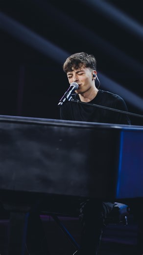 383K views · 30K reactions | Standing ovation da parte di TUTTO il senato  #XF2025 ogni giovedì alle 21:15 su Sky Uno. | Sky | Facebook