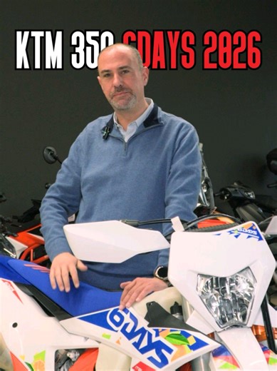 Da 30 anni detta legge. E oggi… è ancora lei la regina. KTM 350 EXC-F 6DAYS 2026. Nessun compromesso. Solo pura superiorità READY TO RACE. Ciclistica da gara con telaio a traliccio in acciaio 25CrMo4, piastre forcella anodizzate arancio e sospensioni WP XACT e WP XPLOR completamente regolabili. 300 mm di escursione all’anteriore, 310 mm al posteriore: controllo totale, sempre. 🎬 Dettagli che fanno la differenza Look esclusivo ISDE Italy con grafiche 6DAYS, telaio arancio e sella dedicata. Finit