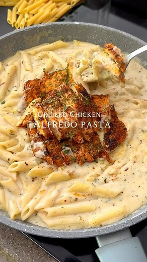 Delicious Healthy Food on Instagram: "Grilled Chicken Alfredo 🍝 via: @simplecooq Ingredients: . 3 boneless, skinless chicken breasts marinated with 👇🏻 . 1 tbsp smoked paprika . 1/2 tsp black pepper . 1/2 tsp salt . 1/2 tsp garlic powder . 1/2 tsp dried parsley . A pinch of rosemary Penne pasta (boiled) Alfredo sauce : . 4 tbsp butter . 1/4 cup all purpose flour . 8 oz milk . 1/2 cup heavy cream . 3 tbsp cream cheese . 1/3 cup mozzarella cheese . 1/3 parmesan cheese . 1 tsp red chili flakes (o