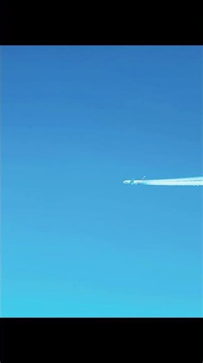Airbus A380 Leaving a Perfect Trail in the Sky #emirates #a380 #shortsfeed