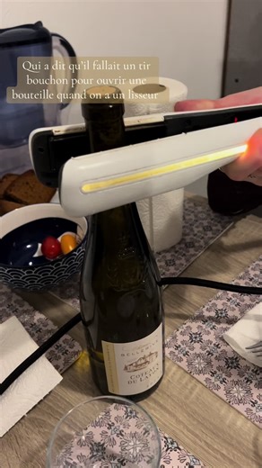Ouvrir une bouteille avec un lisseur: Astuce amusante