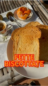 La ricetta delle fette biscottate: 🌾 stampo 12x21x11 - 450 g farina grano tenero medio forte (w circa 300) - 110 g acqua - 130 g latte - 7 g lievito di birra fresco - 30 g miele - 8 g sale - 30 g zucchero - 45 g burro ✅PROCEDIMENTO: - impastare la farina con il lievito, tutta l’acqua e una parte di latte, quando sarà assorbito inserire il resto in più volte e formare l’impasto. - aggiungere il miele e impastare fino ad assorbimento , poi inserire lo zucchero e il sale e attendere che l’impasto 