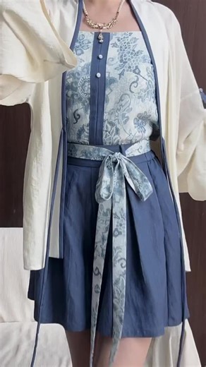 🌸 Elegant & Work-Friendly — Song-Style Han Elements for Everyday Wear! 🌸 Our short Song pants are perfect even for petite girls — comfy, elegant, and easy to match for daily or office outfits. 💬 Interested? Follow Yukl Shop, your go-to store for modern Hanfu & Guochao fashion! 🏬 Official Flagship Store: yuklshop.com 📱 WhatsApp:  6016 970 9091 We ship to Malaysia, Singapore, Taiwan, and the U.S. — discover modern Han elements designed for comfort and style! #HanfuStyle #SongStyleFashion #Han