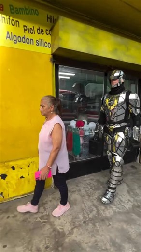 ROBOTRON on Instagram: "Un robot con mucho estilo 😎"