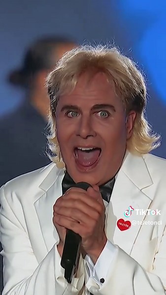 ¿Cristián Castro, eres tú? 🤨@Stefan Kramer llegó con todo su talento y humor al escenario del Estadio Nacional 🙌🏻⭐️ #parati #humor #fyp #chileno #Teletón2025