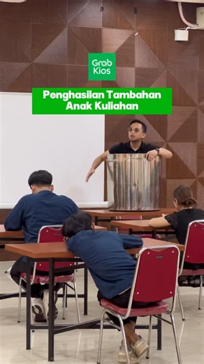 Davin Azhar, S.T. | Tips Bisnis on Instagram: "Zaman sekarang banyak banget peluang yang bisa menjadi penghasilan tambahan. apalagi bisa dilakukan dengan modal yang sangat kecil. . contohnya seperti menjadi agen GrabKios di aplikasi GrabMerchant. kamu bisa menjual jasa layanan transaksi digital seperti isi paket data, pulsa, bayar tagihan PLN, jasa transfer uang dan transaksi lainnya yang dibutuhkan orang banyak. . makanya segera download dan jadi agen @grabkiosid ! . Asik kan?! AKH~ #GrabKios #