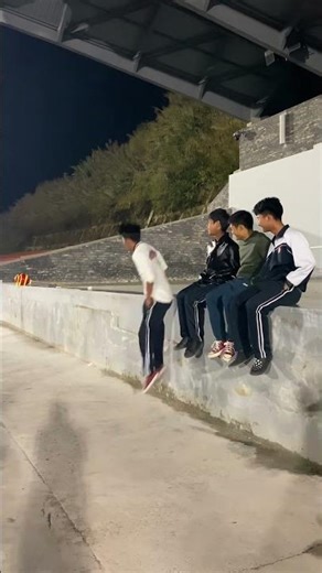 同学们比谁能跳坐在台阶上，动作丝滑得仿佛倒放。｜中国－云南普洱 青春无价 #young #boy #students #jump #sit #smooth #youth #energy #China