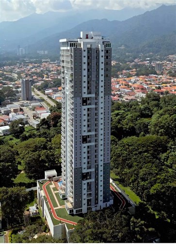 Sabías que Torres Igvanas Tara Eco City fue la más alta de Centroamérica en 2018? Poco después, Nuevos Horizontes la superó… #igvanastara #sanpedrosula #skylinehonduras #skyline