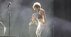 VIDEO: Cantante orinó en la cara de un seguidor en pleno concierto