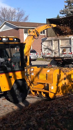 18K views · 75 reactions | Tired of leaf season?  The Trackless Leaf Loader is your solution.  #leafcollection #fast #efficient #TracklessVehicles | Trackless Vehicles | Facebook