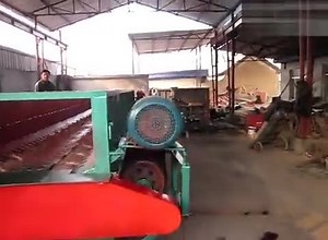 双槽木材剥皮机工作视频 木头剥皮机视频