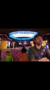 The Muppets in this "version" of under pressure, 🤩🤣🤣🤣. Have a nice weekend #davidbowie #underpressure #queen #FreddieMercury #themuppets #themuppets70 #pepethekingprawn #carpoolkaraoke | Bowie records