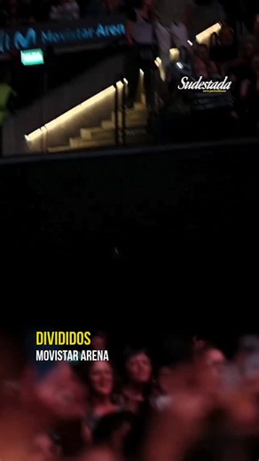 DIVIDIDOS: UNA NOCHE PARA EL ALMA (Anoche el Movistar Arena se llenó de historia, de música y de piel erizada). Divididos presentó su nuevo disco, y más que un show, fue un viaje emocional. Nada de recital clásico: primero un documental que te metía de lleno en su mundo, después la escucha completa del álbum en silencio, con respeto, como si todos estuviéramos en el mismo ritual y, para cerrar, una charla con la banda donde no faltaron risas, recuerdos y corazones abiertos. Ricardo Mollo habló d