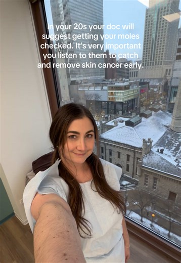 Not the typical version of this trend but an important one!! After finding melanoma in my leg when I was 22, I now get my moles checked every 6 months to remove and test ones that look off. The first one the doctor noticed looked completely normal to me, so you never know!! If you spend time in the sun let this be your sign to go get a skin check! If you wait too long, it could be too late 😩 #cancerawareness #cancer #skincancer #awareness