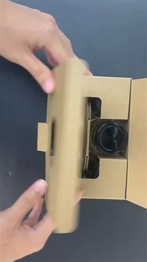 Nancy on Instagram: "A smart paper packaging box design with a hidden handle ✨ The handle can be lifted and hidden, making it easy to carry while still allowing efficient stacking for transport and storage. A clever structure that balances user experience and logistics efficiency. #CreativePackaging #PackagingDesign #GiftBox #StructuralDesign #packaginginnovation"