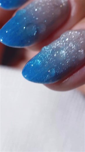 💦🌧️☔️magical raindrop nail tutorial☔️🌧️💦 To jeden z tych wzorów, który wygląda magicznie zarówno w świetle dziennym, jak i sztucznym. 💙 💬 Daj znać w komentarzu – spróbowałabyś takiego efektu? 👇 AllePaznokcie.pl Molly Lac 🛍️-10% na zakupy kod: caro10🛍️ Cat Eye 161 Top Crystal Glass Blue Top Crystal Glass Baby Blue Top Diamond Ultra Shine *Współpracareklamowa #raindropnails #nailarttutorial #bluenails #ombrepaznokcie #nailinspo #cateyenails #paznokciehybrydowe 3Dnails, glassnails,reflecti