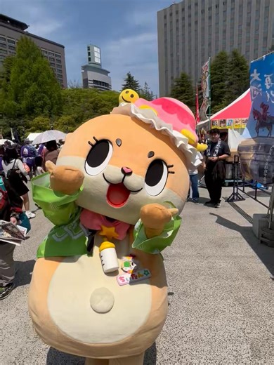 【ちぃたん☆のすずめ踊り】祭り囃子に合わせてすずめ踊りを披露し始めたちぃたん☆頑張りすぎて疲れたのか、仙台市のテントに忍び込んで涼んでいます🪭"